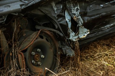 Terk edilmiş araba kaza sonrası. Kırık bir araba, bir kafaya çarpışma, deforme olmuş araba vücut. Bir araba kazasının sonuçları. Kırık kırık kırık araba