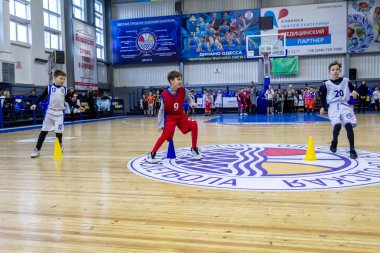 Odessa, Ukrayna - 23 Aralık 2018: genç çocuk basketbol oynamak, Çocuk spor yarışmalarında kutlama çocuk spor basketbol kulübü çocuk spor okul sırasında katılmak