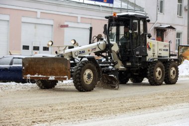 Odessa, Ukrayna - 26 Şubat 2018: yoğun kar yağışı, Siklon kışın sokaklarda. Arabalar karla kaplıdır. Kaygan yol. Kışın kötü hava: şiddetli kar yağışı ve kar fırtınası. Yayalar karda yürümek