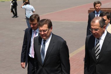 Odessa, Ukrayna - 6 Nisan 2011: Dışişleri Bakanı Sergey Lavrov, resmi ziyaret. Eternal Flame 'e çiçek bırakmak, basın toplantısı. Ukrayna Dışişleri Bakanı Konstantin Gryshchenko