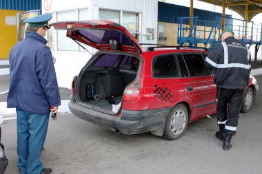Odessa - 23 Nisan: Gümrük sınır kontrol noktası Ukrayna - Moldova. Vatandaşlar ve 23 Nisan 2008, Odessa, Ukrayna sınır kapısı araba muayene