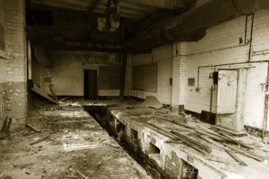 Çernobil'de askeri birlik yağmalanmış araba kutu. İşleme makinaları ile çalışırken güvenlik etiket. Askeri birlik Chernobyl nükleer enerji santrali, 2017 yok