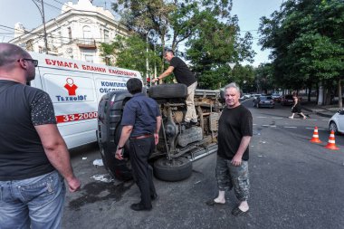 Odessa, Ukrayna - 11 Temmuz 2016: Kaza kaza bir polis ekibi ile sokakta. Polis araba kovalamaca sırasında suçlu kontrolü kaybedip büyük bir kaza yaratılmıştır. Kırık araba çarpışma