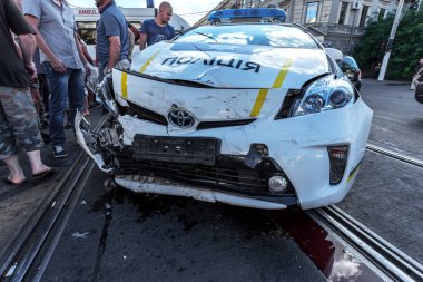 Odessa, Ukrayna - 11 Temmuz 2016: Kaza kaza bir polis ekibi ile sokakta. Polis araba kovalamaca sırasında suçlu kontrolü kaybedip büyük bir kaza yaratılmıştır. Kırık araba çarpışma
