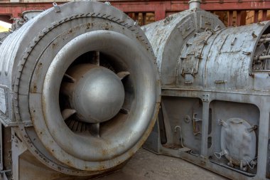 Balaklava, Crimea - 25 Mayıs 2015: - Sektretny askeri nesne K-825 - yeraltı denizaltı temel ve silah Sevastopol soğuk savaş sırasında. Güçlü deniz türbinleri dizel denizaltı