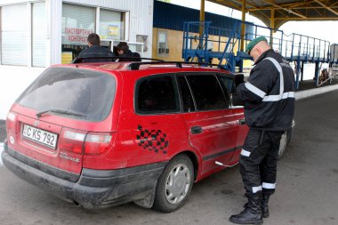 Odessa - 23 Nisan: Gümrük sınır kontrol noktası Ukrayna - Moldova. Vatandaşlar ve 23 Nisan 2008, Odessa, Ukrayna sınır kapısı araba muayene