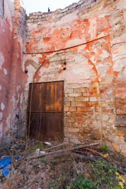 Zavallı Mahallesi eski ahşap kapı. Eski vintage eski bir duvar ahşap. Yıkım, ahşap kapı ve vintage çit izleri, paslı metal çivi. Harabe ve yoksulluk kavramsal arka plan