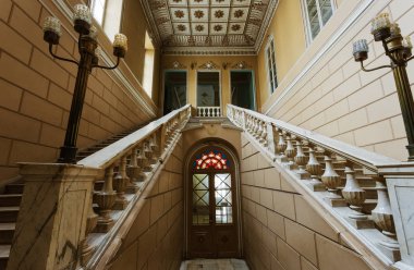 Eski bir taş merdiven açın. Taş, mermer merdiven izleri imha olan eski adımları. Yıpranmış adımları kırık bir antik mermer merdiven, antik. Eski görkemli, görkemli, mermer taş merdiven