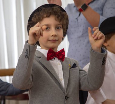 Odessa, Ukrayna - 8 Mart 2018: çocuk İlköğretim Okulu konser gerçekleştirmek. Çocuk tiyatro yaratıcılık, kadınlar günü anaokulunda amatör performans. Çocukların yaratıcılık