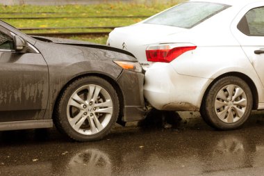 Odessa, Ukrayna - 28 Kasım 2017: Trafik kazası sonucu olarak kırık bir araba. Sütun, trafik sıkışıklığı sürüş tipik kaza. Trafik kazası, trafik kazası, çarpışma, sigortalı Otoban kazası