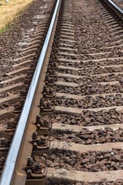 Eski demiryolu parça perspektif içinde. Eski rayları yatay olarak. Raylar arazi. Demiryolu parça Merkezi sayfasının en önde. Tramvay rayları ile demiryolu hattı inşaatı çakıl ve uyuyanlar temelini