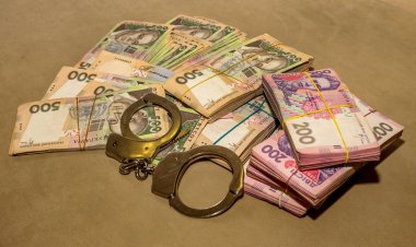 Birçok Ukraynalı para hryvnia. Kelepçe para. Ukrayna yolsuzluk. Yolsuzlukla mücadele. Yolsuzluk hükümet ve ülke işinde fiziksel kanıt