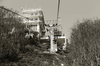Rusya, Gelendzhik, Krasnodar bölgesi - 5 Mayıs 2018: iniş teleferik Gelendzhik safari Park Markotch Ridge den tatil beldesi üzerinde. Füniküler deniz tatil beldesi defne görüntülemek