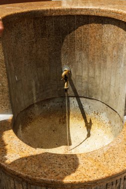 Antik dekoratif dokunun. Eski bir vintage Bronz musluk genel sokak su borusu, nüfus, Varna, Bulgaristan için temiz su kaynağı üzerinde stilize