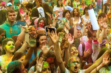 KRASNODAR, RUSSIA - May11,2018: Renkler Festivali, geleneksel Hint Holi festivali. Gençler Holi bayramında renkli pudra atarken eğleniyorlar. Renkli boya festivali. Renk Festivali