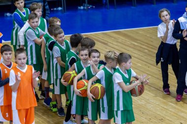 Odessa, Ukrayna - 23 Aralık 2018: genç çocuk basketbol oynamak, Çocuk spor yarışmalarında kutlama çocuk spor basketbol kulübü çocuk spor okul sırasında katılmak