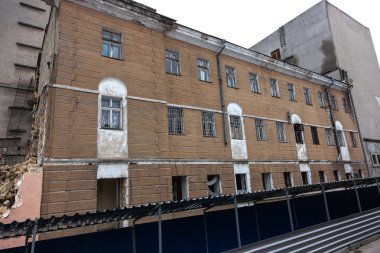 Terk edilmiş bir evde yoksul bir mahallede daraltır. Ev yok edildi. Evin duvarındaki çatlak. İmha eski evler, depremler, ekonomik kriz, terk edilmiş evler. Uygun olmayan evin kırık