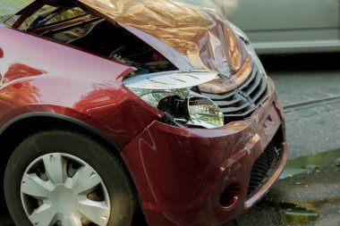 Odessa, Ukrayna - 30 Eylül 2017: karayolu üzerinde trafik kazası. şehirde çarpışma sonra sokak, hasarlı araçları üzerindeki trafik kazası. trafik kazası. Trafik sıkışıklığı. trafik sıkışıklığı