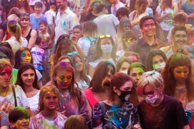 KRASNODAR, RUSSIA - May11,2018: Renkler Festivali, geleneksel Hint Holi festivali. Gençler Holi bayramında renkli pudra atarken eğleniyorlar. Renkli boya festivali. Renk Festivali