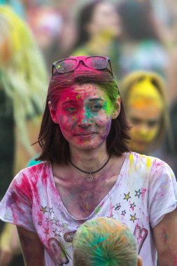 KRASNODAR, RUSSIA - May11,2018: Renkler Festivali, geleneksel Hint Holi festivali. Gençler Holi bayramında renkli pudra atarken eğleniyorlar. Renkli boya festivali. Renk Festivali