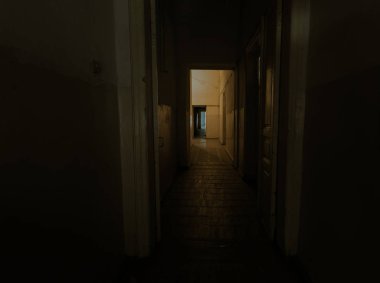 Karanlık koridor. Karanlık, boş bir koridorun mistik iç mekanı, terk edilmiş bir evde tünel. Karanlık, gizemli bir koridor. Terk edilmiş bir evin içi, cehenneme giden yol. Terk edilmiş eski bir bina.