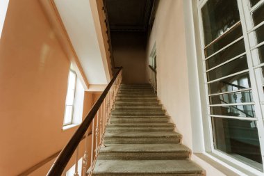 Çimento, eski bina taş merdiven. Eski bir binanın katları arasında bir vintage taş merdiven. Bina moda ve SSCB'de 20. yüzyılın teknoloji