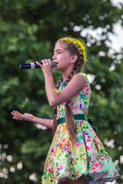 Odesa, Ukrayna - 28 Temmuz 2018: Çocuk açık yaz Tiyatrosu önünde veliler ve konuklar gerçekleştirmek. Çocuk tiyatro yaratıcılık, koreografi ve vokal, okul çocuk amatör performans