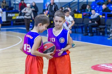 Odessa, Ukrayna - 23 Aralık 2018: genç çocuk basketbol oynamak, Çocuk spor basketbol kulübü çocuk spor okulu kutlama sırasında çocuk spor yarışmalara katılmak