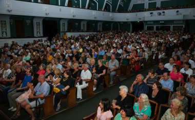 Odessa, Ukrayna - 19 Temmuz 2018: Oditoryum konser salonunun seyirci onların favori sanatçıları duygusal olarak karşılamak. Seyirci tiyatro salonunda. Tiyatro sahnede performans gibi izleyiciler