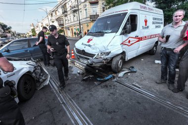 Odessa, Ukrayna - 11 Temmuz 2016: Kaza kaza bir polis ekibi ile sokakta. Polis araba kovalamaca sırasında suçlu kontrolü kaybedip büyük bir kaza yaratılmıştır. Kırık araba çarpışma