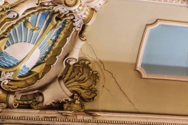 SSCB'in eski il Sovyet tiyatro, mistik iç. Sıva belgeleme, duvar ve tavan nostaljik resmini devrimci geçmiş SSCB parçaları ile. Lüks İmparatorluk tarzı iç