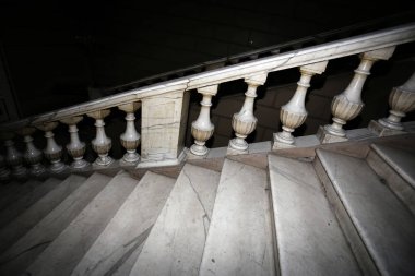 Eski bir taş merdiven açın. Taş, mermer merdiven izleri imha olan eski adımları. Yıpranmış adımları kırık bir antik mermer merdiven, antik. Eski görkemli, görkemli, mermer taş merdiven