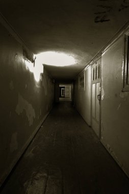 Karanlık koridor. Karanlık, boş bir koridorun mistik iç mekanı, terk edilmiş bir evde tünel. Karanlık, gizemli bir koridor. Terk edilmiş bir evin içi, cehenneme giden yol. Terk edilmiş eski bir bina.