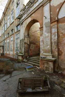 Eski, açık, taştan bir merdiven. Taş, eski merdivenlerin çimento basamaklarında yıpranma ve yıpranma izleri var. Eski taş bir merdiven, eski kırık basamaklar. Seçici odak