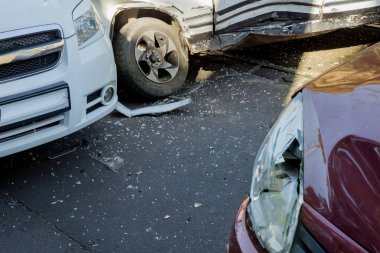 Odessa, Ukrayna - 30 Eylül 2017: karayolu üzerinde trafik kazası. şehirde çarpışma sonra sokak, hasarlı araçları üzerindeki trafik kazası. trafik kazası. Trafik sıkışıklığı. trafik sıkışıklığı