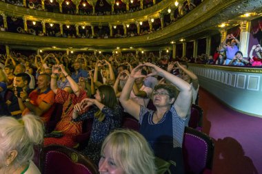 Odessa, Ukrayna-2018 yaklaşık: konser salonu oditoryum büyük kalabalık duygusal favori onların oyuncular karşılamak. Seyirci tiyatro salonunda. Tiyatro sahnede performans gibi izleyiciler