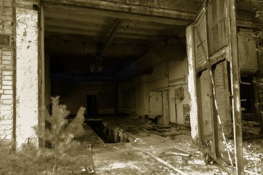 Çernobil'de askeri birlik yağmalanmış araba kutu. İşleme makinaları ile çalışırken güvenlik etiket. Askeri birlik Chernobyl nükleer enerji santrali, 2017 yok