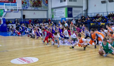 Odessa, Ukrayna - 23 Aralık 2018: genç çocuk basketbol oynamak, Çocuk spor yarışmalarında kutlama çocuk spor basketbol kulübü çocuk spor okul sırasında katılmak