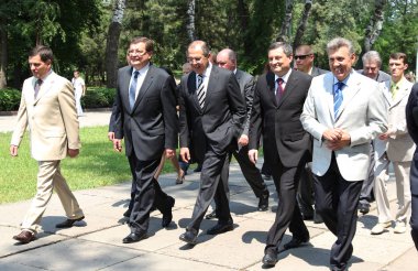 Odessa, Ukrayna - 6 Nisan 2011: Dışişleri Bakanı Sergey Lavrov, resmi ziyaret. Eternal Flame 'e çiçek bırakmak, basın toplantısı. Ukrayna Dışişleri Bakanı Konstantin Gryshchenko