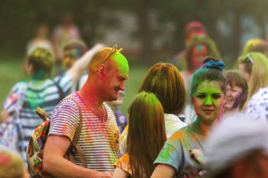 KRASNODAR, RUSSIA - May11,2018: Renkler Festivali, geleneksel Hint Holi festivali. Gençler Holi bayramında renkli pudra atarken eğleniyorlar. Renkli boya festivali. Renk Festivali