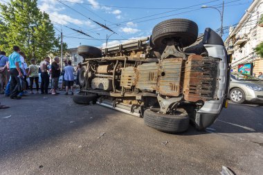 Odessa, Ukrayna - 11 Temmuz 2016: Kaza kaza bir polis ekibi ile sokakta. Polis araba kovalamaca sırasında suçlu kontrolü kaybedip büyük bir kaza yaratılmıştır. Kırık araba çarpışma