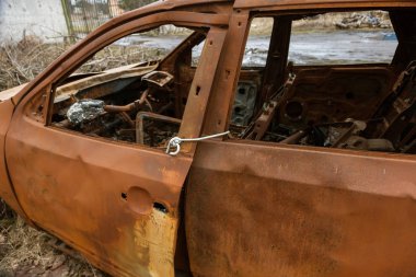 Yanmış araba. Araba Park yerinde ateşe. Haydut savaşları, yangın makine imha sonra molotof kokteyli. Deforme yanan makine. Araba kazası sonuçları. Kundaklama tarafından zarar görmüş