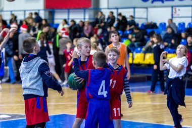 Odessa, Ukrayna - 23 Aralık 2018: genç çocuk basketbol oynamak, Çocuk spor yarışmalarında kutlama çocuk spor basketbol kulübü çocuk spor okul sırasında katılmak