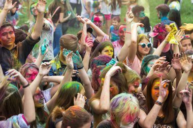 KRASNODAR, RUSSIA - May11,2018: Renkler Festivali, geleneksel Hint Holi festivali. Gençler Holi bayramında renkli pudra atarken eğleniyorlar. Renkli boya festivali. Renk Festivali