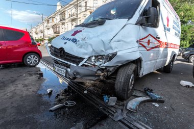 Odessa, Ukrayna - 11 Temmuz 2016: Kaza kaza bir polis ekibi ile sokakta. Polis araba kovalamaca sırasında suçlu kontrolü kaybedip büyük bir kaza yaratılmıştır. Kırık araba çarpışma
