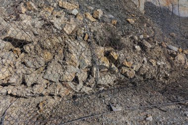 Özel metal kafes olan yol,'yakınında güçlendirilmesi tehlikeli dağ yamaçlarında. Dağ slough yoldan, kaya düşmesi metal net çitler frenleyici birikmiş korunması