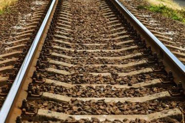 Eski demiryolu parça perspektif içinde. Eski rayları yatay olarak. Raylar arazi. Demiryolu parça Merkezi sayfasının en önde. Tramvay rayları ile demiryolu hattı inşaatı çakıl ve uyuyanlar temelini