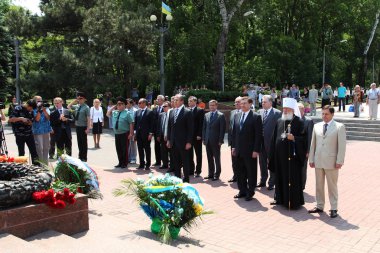 Odessa, Ukrayna - 6 Nisan 2011: Dışişleri Bakanı Sergey Lavrov, resmi ziyaret. Eternal Flame 'e çiçek bırakmak, basın toplantısı. Ukrayna Dışişleri Bakanı Konstantin Gryshchenko