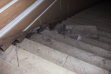 Eski bir taş merdiven açın. Taş, mermer merdiven izleri imha olan eski adımları. Yıpranmış adımları kırık bir antik mermer merdiven, antik. Eski görkemli, görkemli, mermer taş merdiven