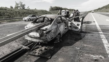 Odessa, Ukrayna - 17 Mayıs 2018: kaza yüksek hızlı yolda. Yüksek hızda sürdü Road arabaya korumak ve yandı. Aşırı hız nedeniyle korkunç trajik kaza. Otomatik yol emniyet görevlisi ayıran içine çöktü